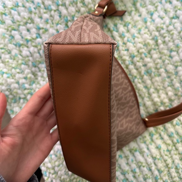 JNY Adjustable Strap Shoulder or Crossbody Bag - Picture 4 of 9